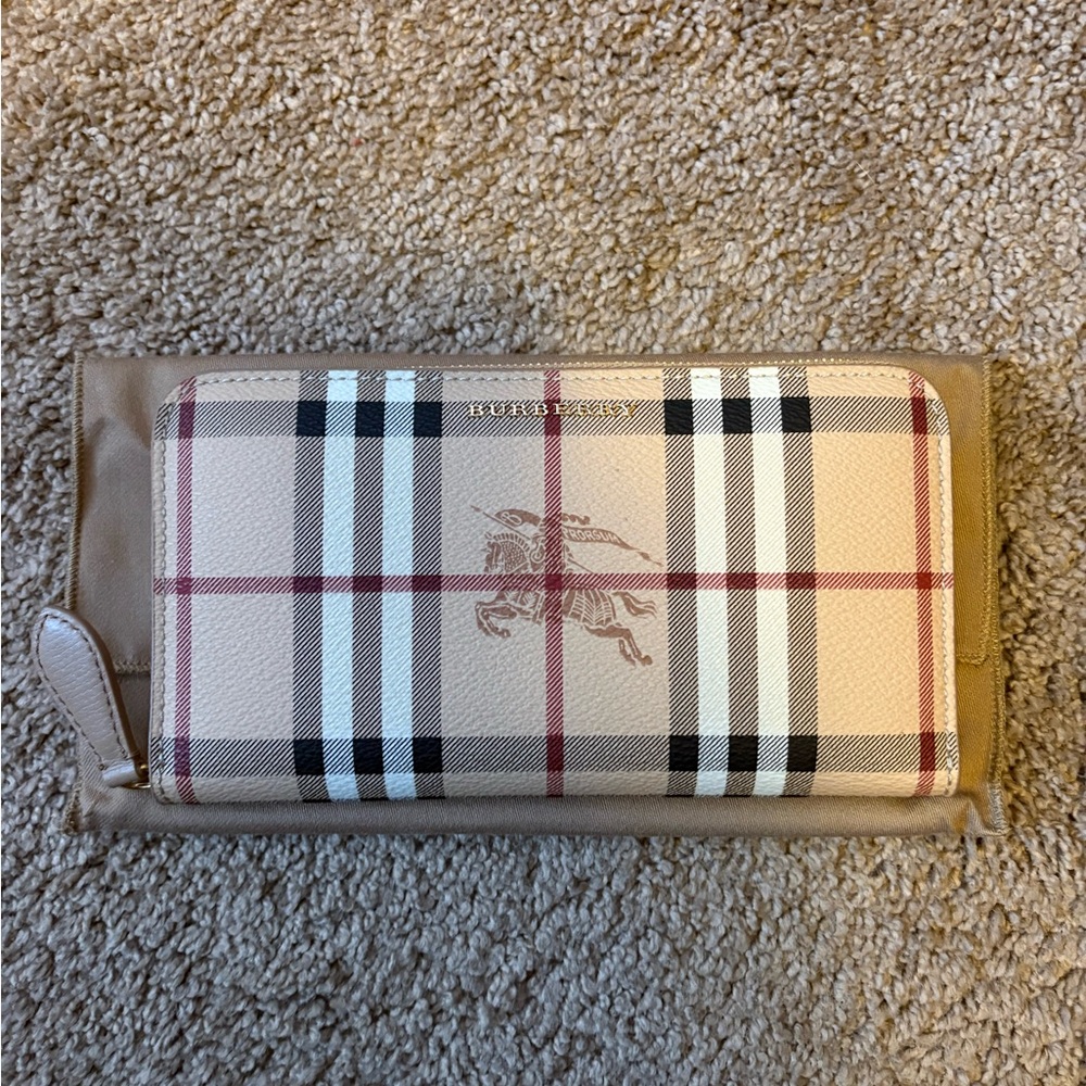 Burberry Haymarket Zip Aroind Wallet